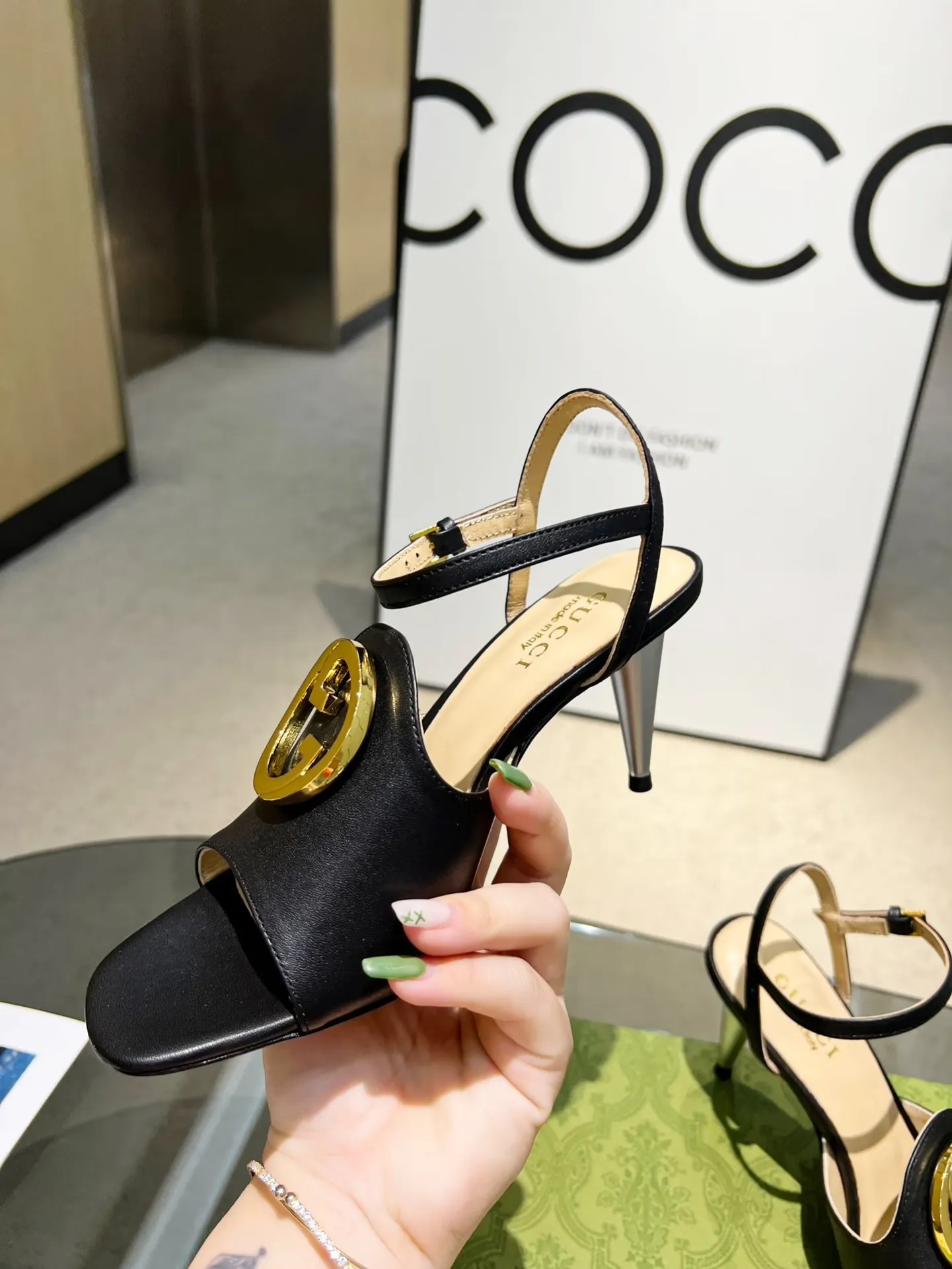 👟👟Ex-factory price 480👟👟 Gucci's new sandals, fashionable, high-end and full of personality✅ Very stable, comfortable and durable on the foot, convenient and unique for daily matching, a must-have classic for summer, the upper uses GUCCI brand metal arc buckle' electroplated silver heels✅ Fabric: cowhide/sheep lining/foot pads: sheepskin leather outsole 👠 Heel height: 8cm Color: black cowhide Size: 35-40 (34, 41 need to be customized) Comes with cloth bag and card.